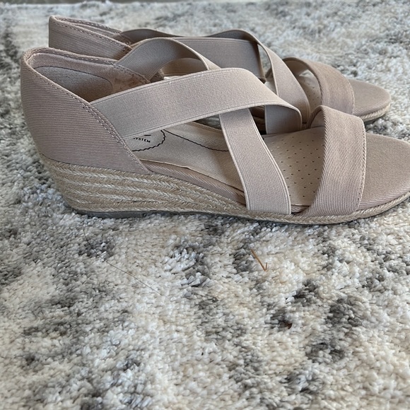 Life stride wedge heels , size 7 , beige - Picture 4 of 5